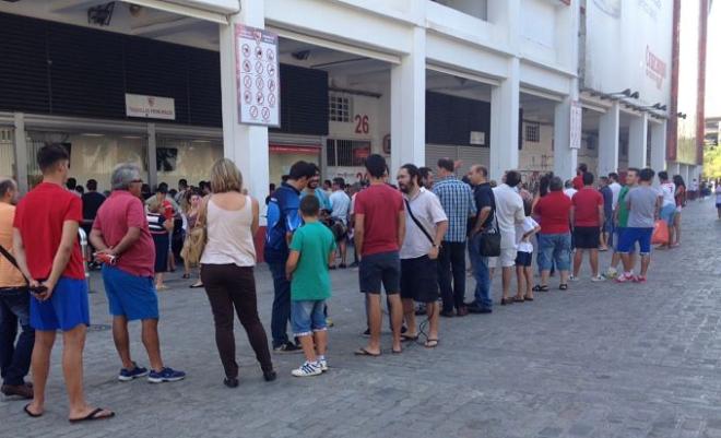 La afición del Sevilla en las taquillas del Sánchez Pizjuán.