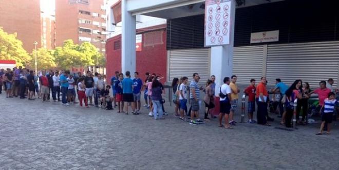 Colas en las taquillas del Sánchez-Pizjuán.