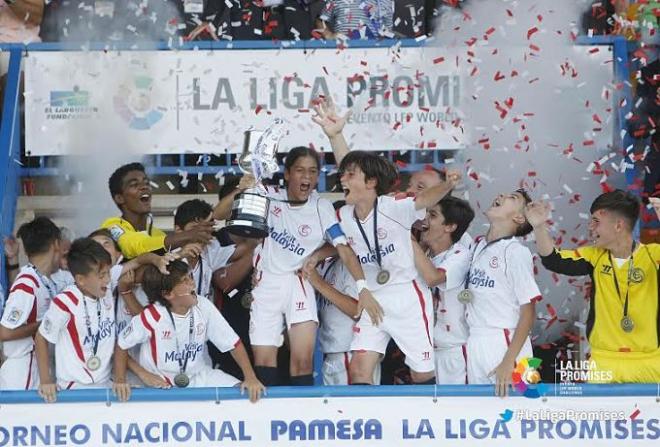 El Sevilla levanta el trofeo de campeón.