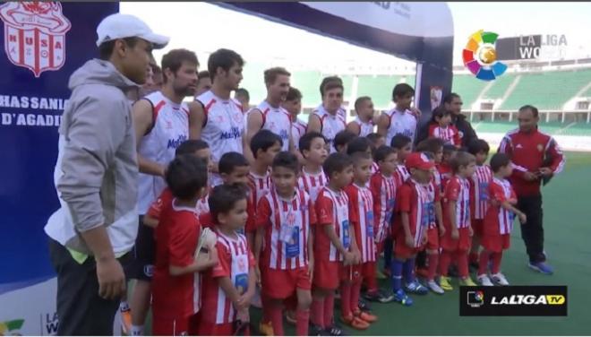 Los niños de Agadir con los jugadores del Sevilla.