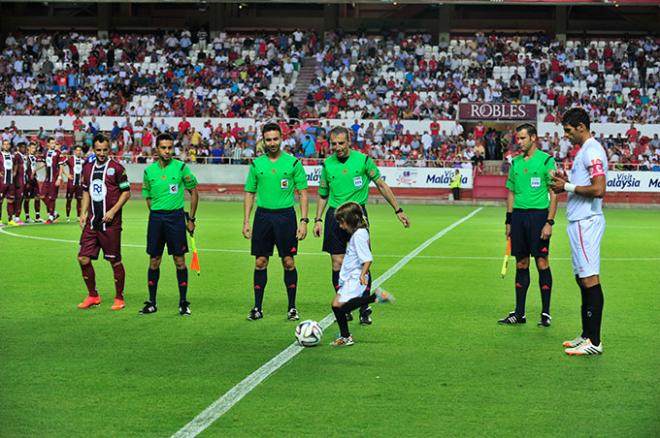 Aitor Puerta ha hecho el saque de honor.