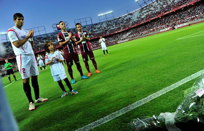 Los jugadores del Córdoba depositan un ramo de flores en el área de gol sur.