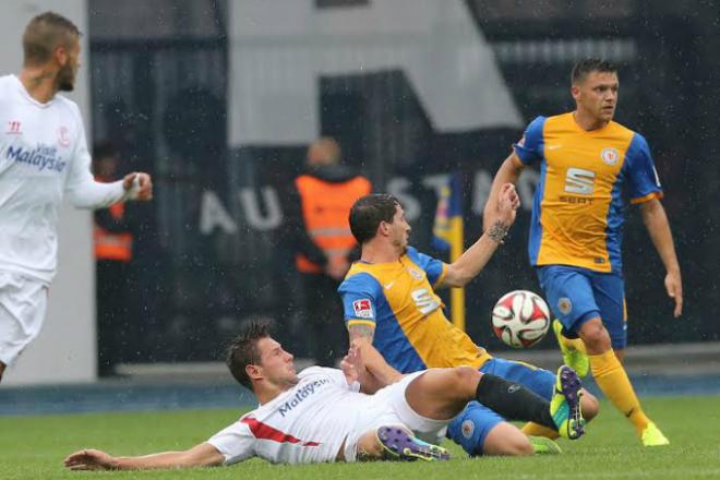 Krychowiak se lanza al suelo a por un balón (Foto SFC).