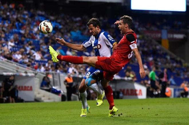 Stuani lucha un balón con Fernando Navarro.