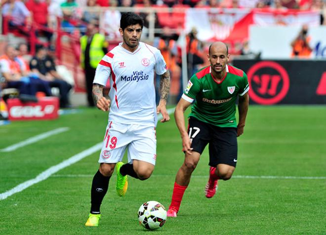 Banega conduce la pelota durante el Sevilla-Athletic.