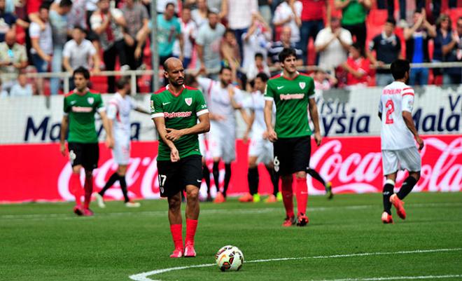 Los jugadores del Sevilla, al fondo; los del Athletic, en primer término.