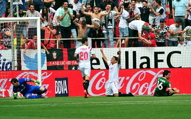 Carlos Bacca celebra su gol ante el Athletic.