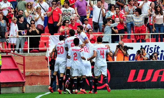 Los jugadores del Sevilla celebran el 1-0.