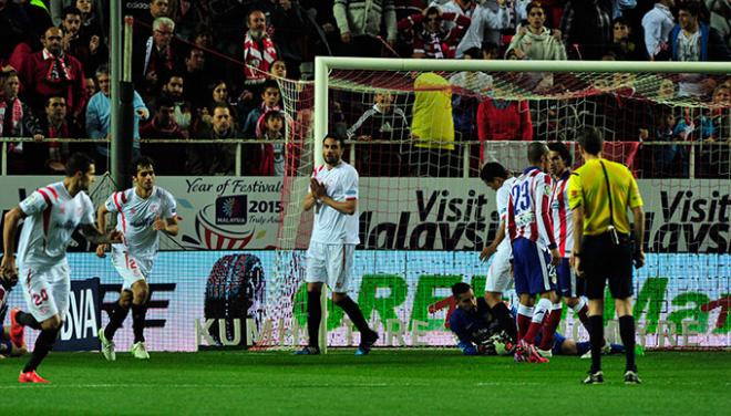 Los jugadores del Sevilla lamentan una de las ocasiones perdidas.