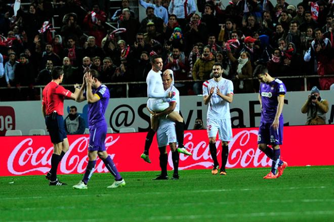 Aspas e Iborra celebran un gol del primero con el Sevilla.