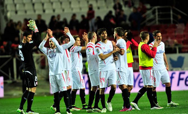 Los jugadores del Sevilla celebran una victoria en casa.