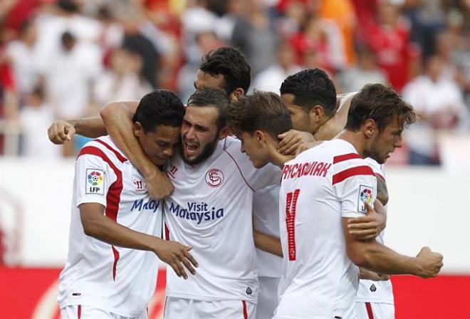 Los jugadores del Sevilla celebran un gol esta campaña.