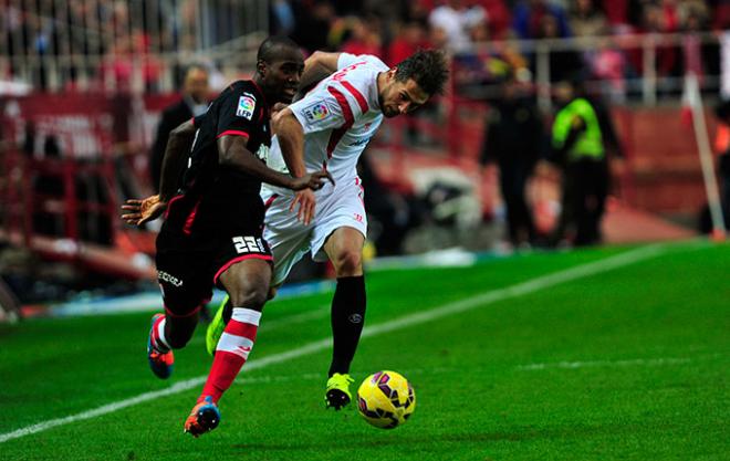 Krychowiak corre en el partido ante el Granada.