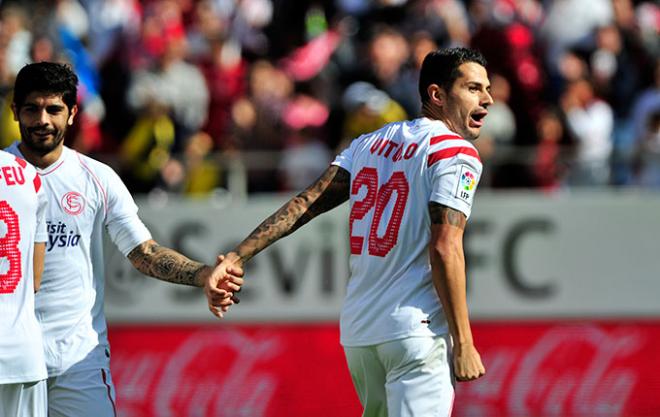 Vitolo celebra su gol con Banega.