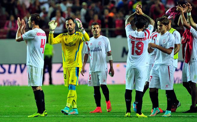 Los jugadores del Sevilla celebran una victoria.