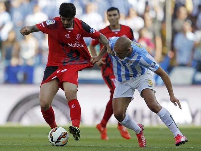 Banega protege la pelota ante Amrabat.