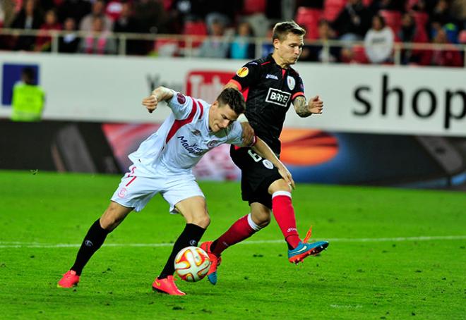 Gameiro lucha por el balón