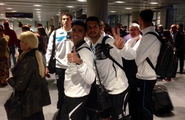 Reyes y Vitolo saludan a su llegada al Aeropuerto de Púlkovo. @ SevillaFC