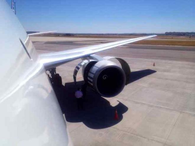 Reparación de una de las turbinas del avión del Sevilla.