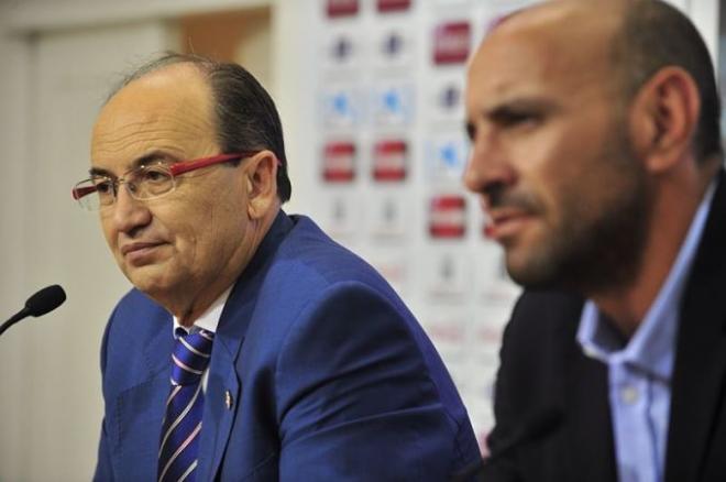 José Castro, presidente del Sevilla FC, junto a Monchi.