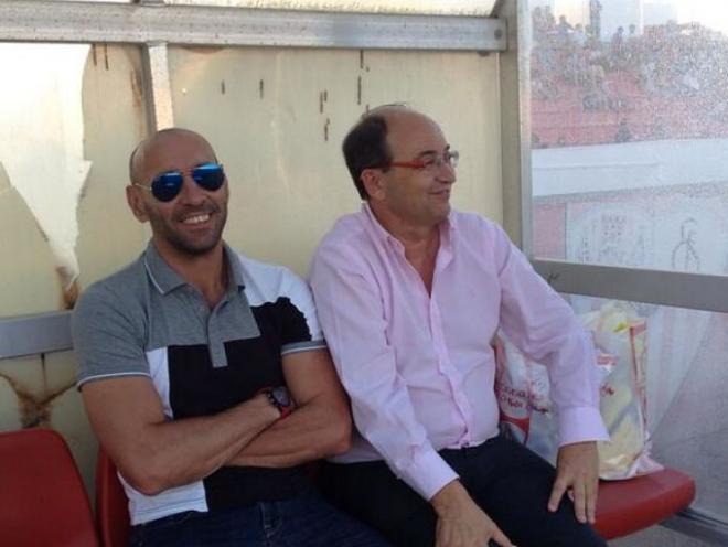 Castro y Monchi observan el entrenamiento del Sevilla.Castro y Monchi observan el entrenamiento del Sevilla.