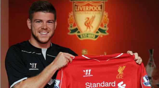 Alberto Moreno posa con la camiseta del Liverpool.