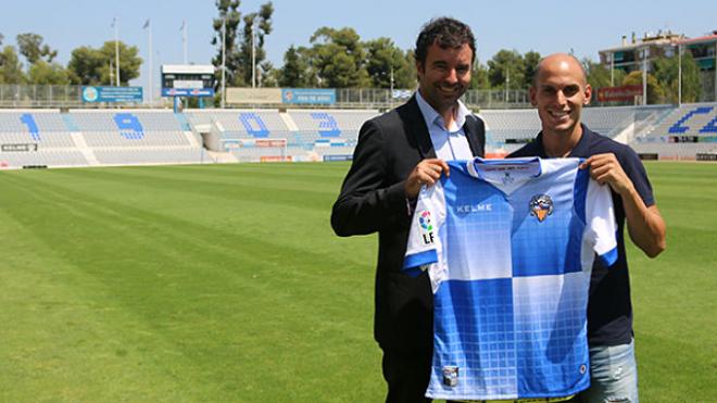 Hervás, posando con su nueva camiseta / Foto: Sabadell.