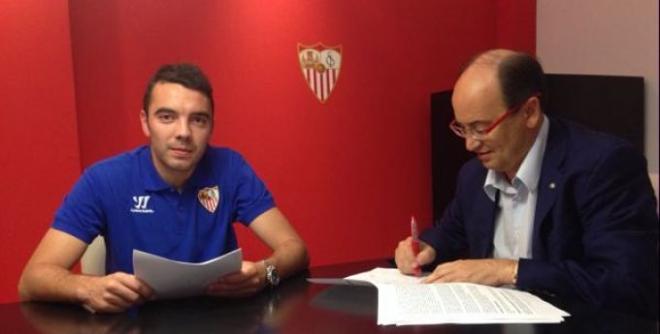 Iago Aspas firma su nuevo contrato con el Sevilla.