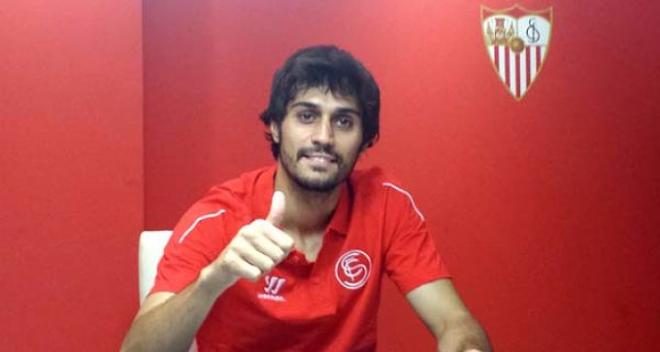 Foto: SFC / Arribas, contento tras la firma.