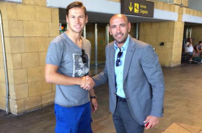 Krychowiak saluda a Monchi en su llegada.