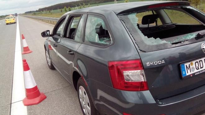 Estado en el que quedó el coche de los sevillistas tras el ataque.