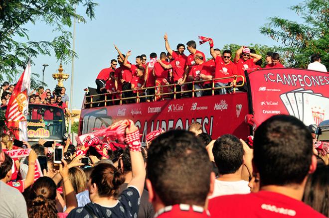 Los jugadores celebran el título conseguido en Varsovia.