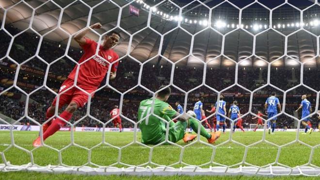 El gol de Bacca desde detrás de la portería.