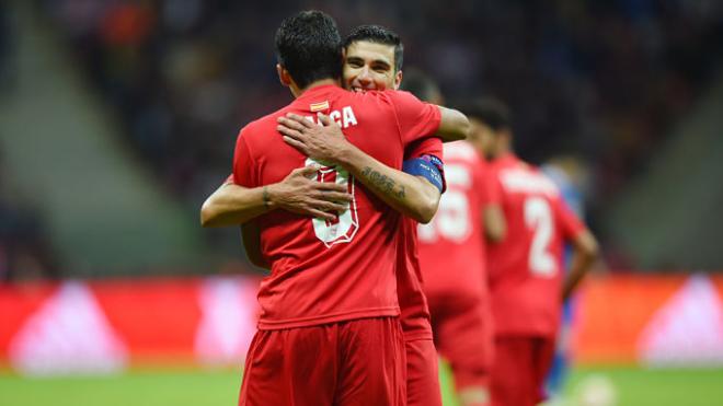 Bacca y Reyes celebran el primer gol del Sevilla en la final de Varsovia.