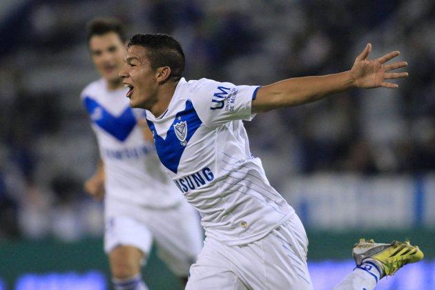 Lucas Romero celebra un gol con Vélez.