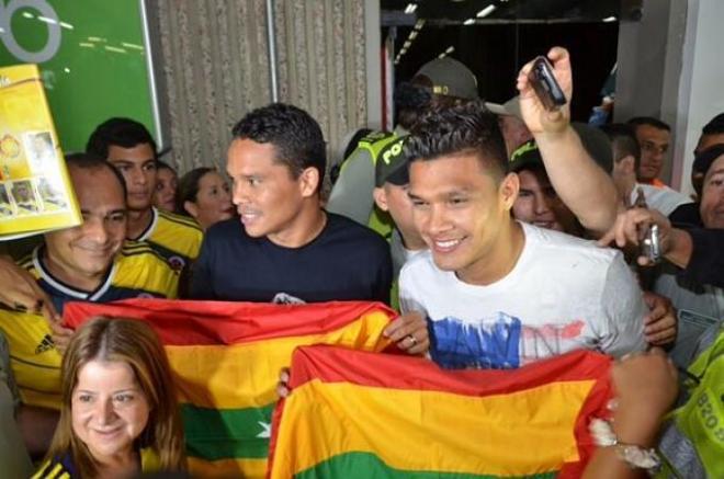 Bacca junto a Teo Gutiérrez a su llegada a Barranquilla.