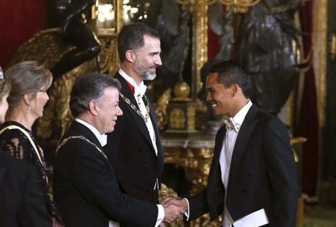 Bacca ante Felipe VI y Juan Manuel Santos (EFE).