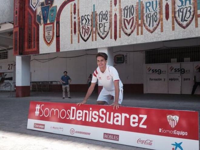 Denis, delante del mosaico del Pizjuán (Foto: SFC).