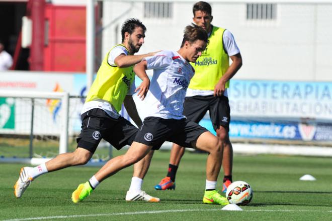 Denis Suárez conduce el balón en un entrenamiento.