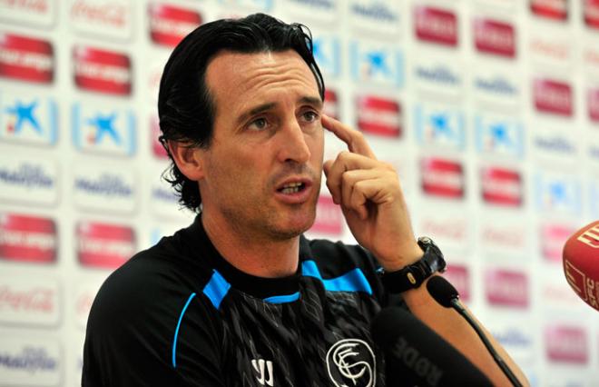 Unai Emery atiende a los medios.