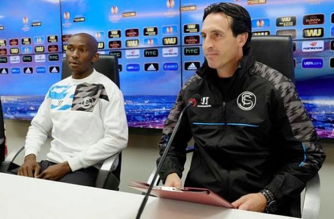 Unai Emery, entrenador del Sevilla, junto a M'Bia (Foto: SFC).