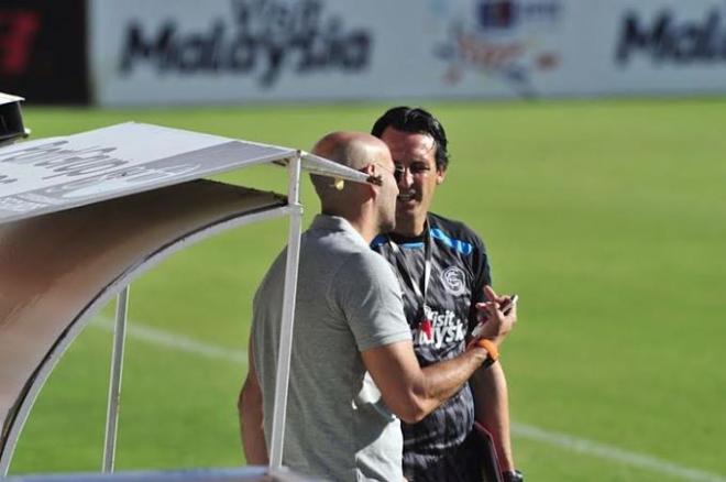 Emery y Monchi dialogan durante un entrenamiento.