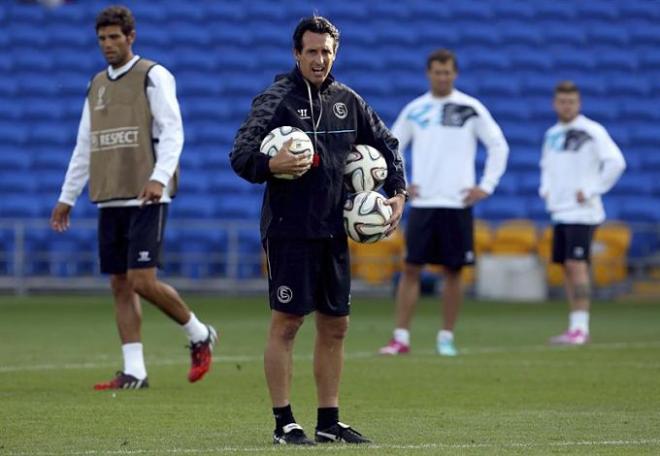 Emery, en el entrenamiento en el Cardiff City Stadium.