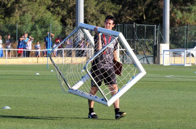 Emery traslada una portería.