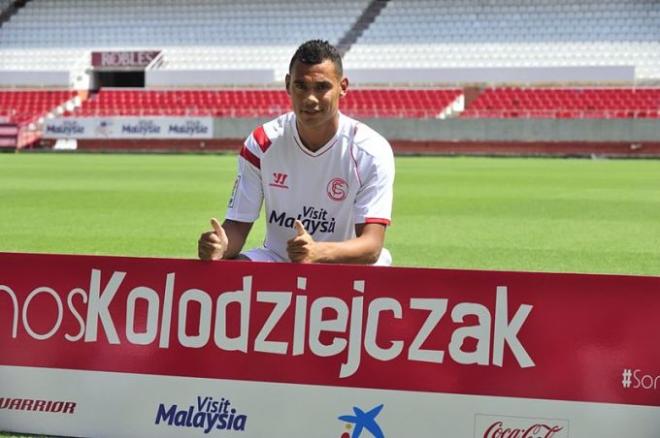 Kolodziejczak ya luce la camiseta del Sevilla.