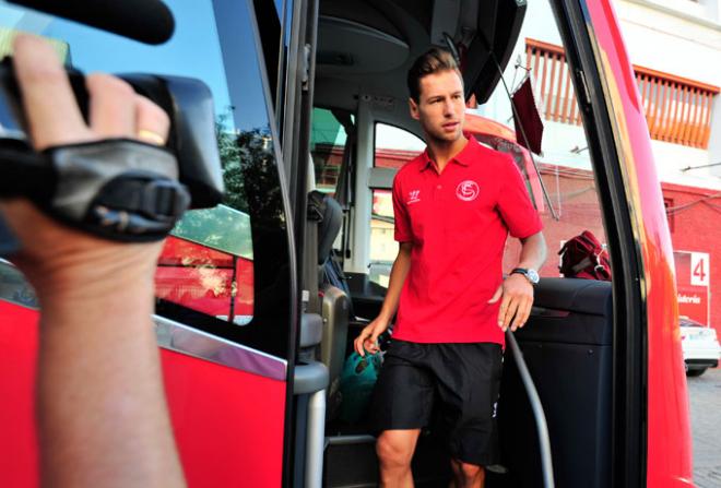 Krychowiak baja del autobús del Sevilla.