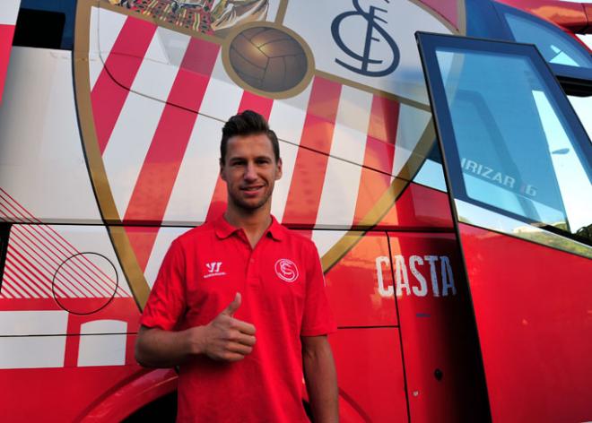 Krychowiak posa delante del autobús del Sevilla.