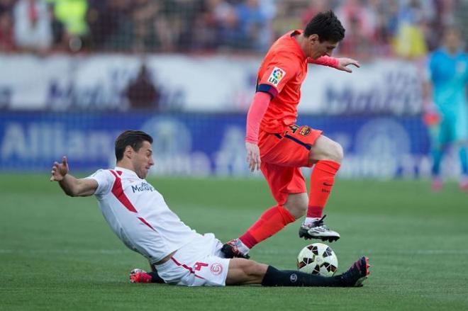 Krychowiak entrándole a Messi.