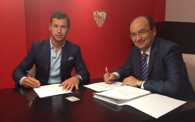 Krychowiak firma su contrato con el Sevilla.