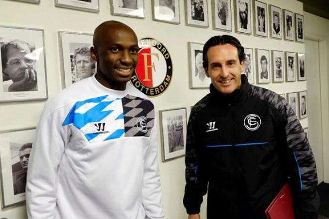 M'Bia y Emery, en la rueda de prensa previa al partido ante el Feyernoord.